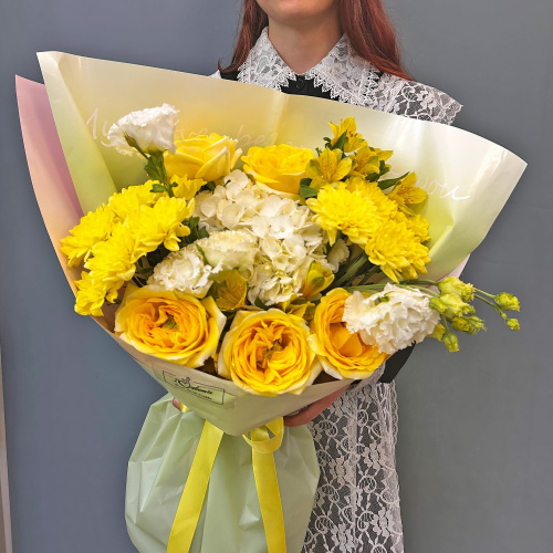 Ярко-желтый букет с гортензией, розами и эустомой Ар 14903