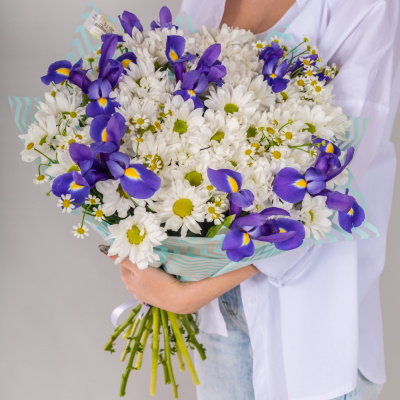 Букет с хризантемой, ирисом и ромашками N 52674 Букет с хризантемой, ирисом и ромашками N 52674