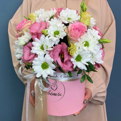 Коробка с цветами из кустовой хризантемы с розами N 66658