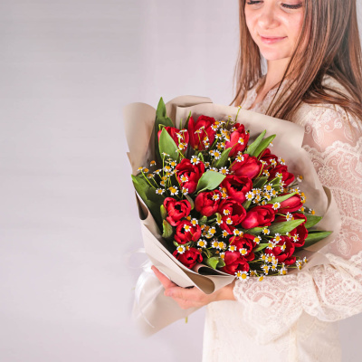 Букет из 19 красных тюльпанов с ромашками 46334