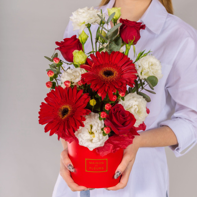 Коробка с цветами красные герберы и розы N 66530Дв