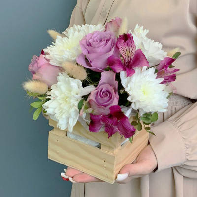 Ящик с цветами фиолетовые розы и хризантема N 66998-Ф