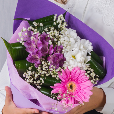 Загадка. Букет-комплимент N 37961 с герберой, альстромерией и хризантемой