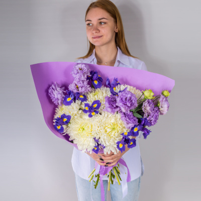 Букет из белых одноголовых хризантем с эустомой и ирисами N 52705