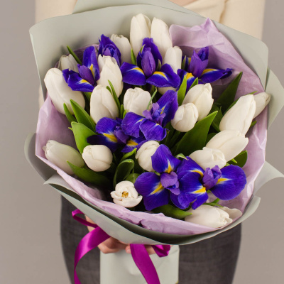 Букет 19 белых тюльпанов с ирисами 46457