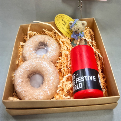 Подарочный набор "Наслаждайся" с пончиками-бомбочками для ванны, свечой и держателем для фото N 46448