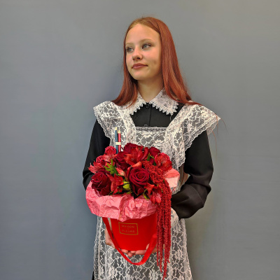 Красная коробка с розами, альстромерией и амарантом Арт 14899