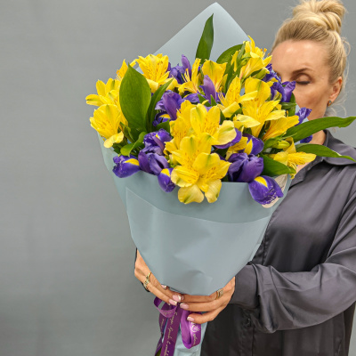 Букет "Ириска" с альстромерией и ирисами N 27802