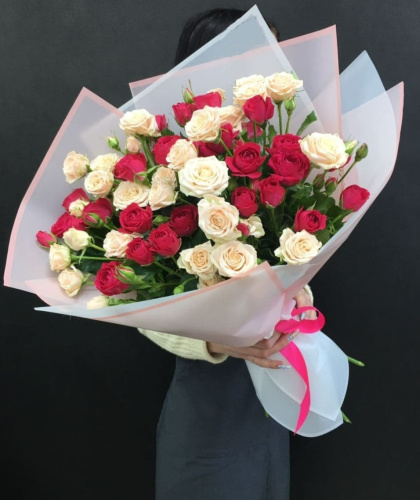 Букет из красно-белых кустовых роз арт. 27803