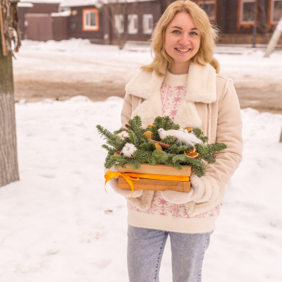 Композиция новогодняя в ящике В ожидании чуда с птичкой и еловыми ветками N 72238