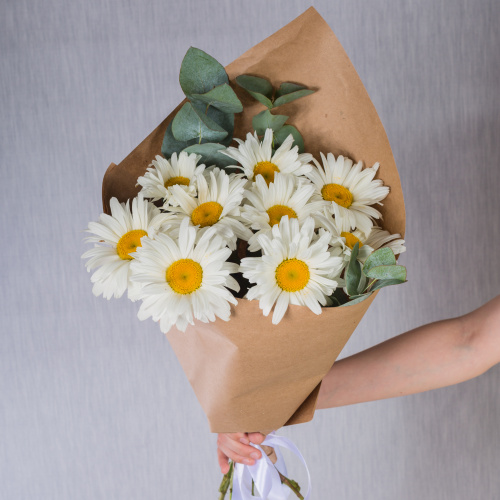 Букет из крупных ромашек с эвкалиптом "Ромашковое поле" арт. 36430