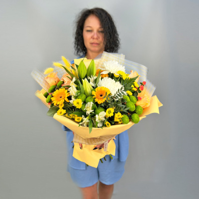 Букет из одноголовых хризантем с лилей и герберами арт. 52463
