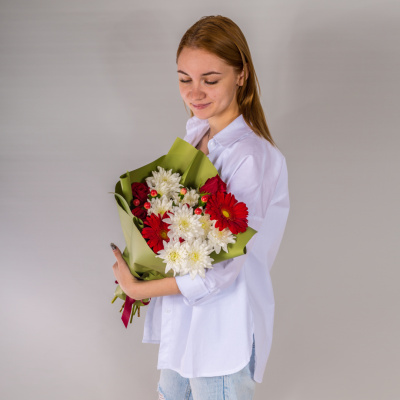 Букет из красных роз и гербер с кустовой хризантемой N 52740