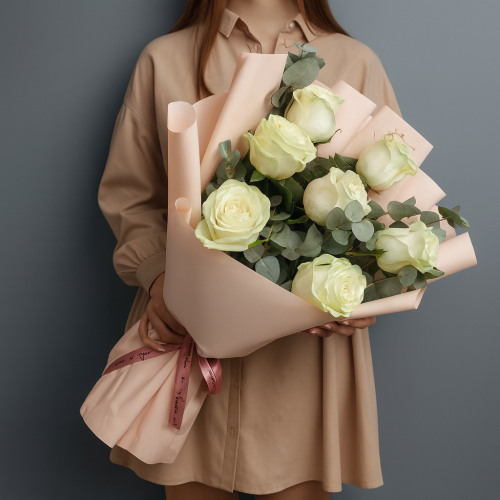 Букет белых роз высоких с эвкалиптом арт. 76722