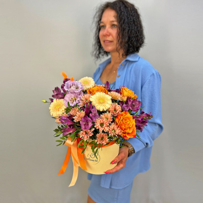 х Шляпная коробка с оранжевыми розами, герберами и альстромерией арт. 52460