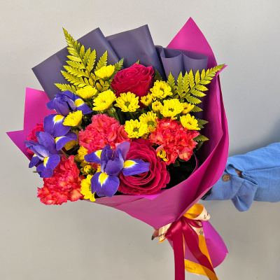 Букет из розовых роз с ирисами и кустовой хризантемой арт. 52446