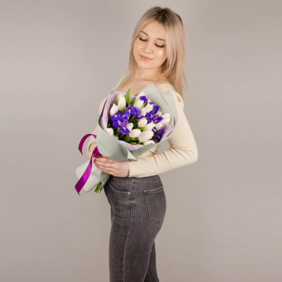 Букет 19 белых тюльпанов с ирисами 46457