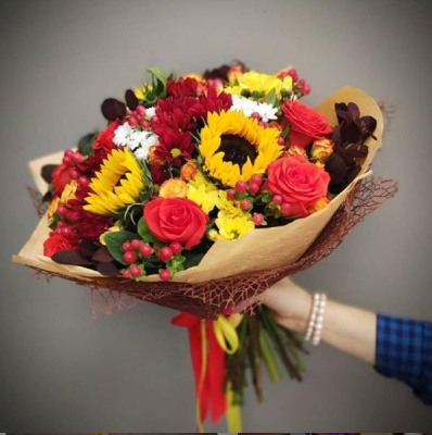 Букет "Буйство красок" из кустовой хризантемы, розы Эквадор, гиперикума и подсолнуха 5531
