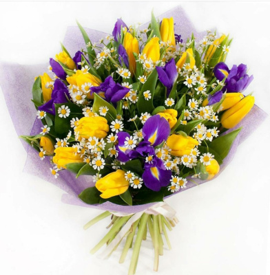 Букет из тюльпанов с ирисами и ромашками 28790