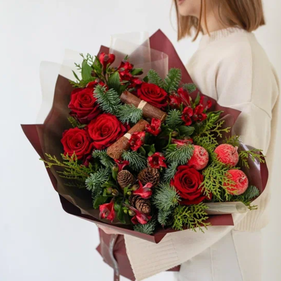Зимний букет с красными розами "Красный бархат" N 90876 