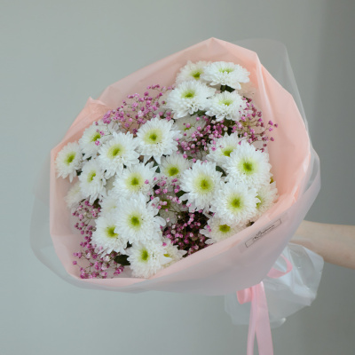 Букет школьный с хризантемой и гипсофилой РОЗОВЫЙ N 84572-Р
