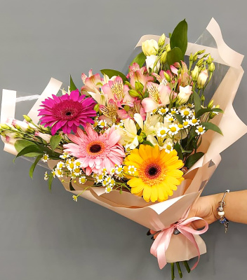 Букет из гербер, ромашек, альстромерии. Беззаботность и мечты N 36298